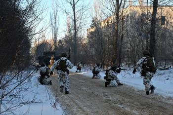 Fuerzas rusas toman aeropuerto cerca de Kiev en una operaci&oacute;n fulgurante