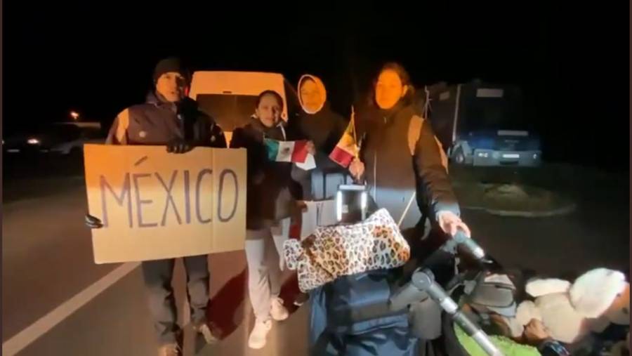 Primeros mexicanos llegan a Rumania; salieron de Ucrania