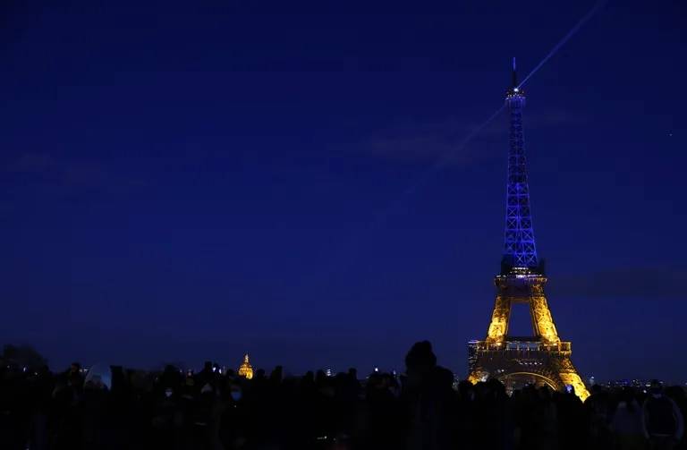 Iluminan la Torre Eiffel con los colores de la bandera de Ucrania