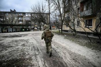 Kiev ampl&iacute;a el toque de queda hasta el lunes ante avance de ej&eacute;rcito ruso