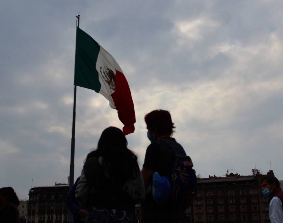 Se manifiestan adultos mayores en el Zócalo al acercarse la consulta de revocación de mandato