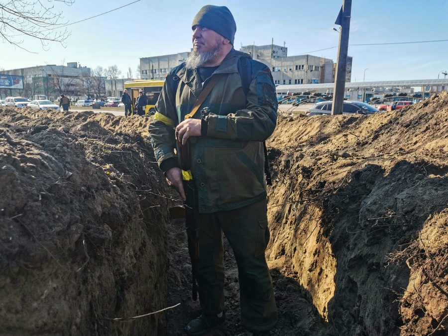 Con bombas molotov, Kiev se prepara para 