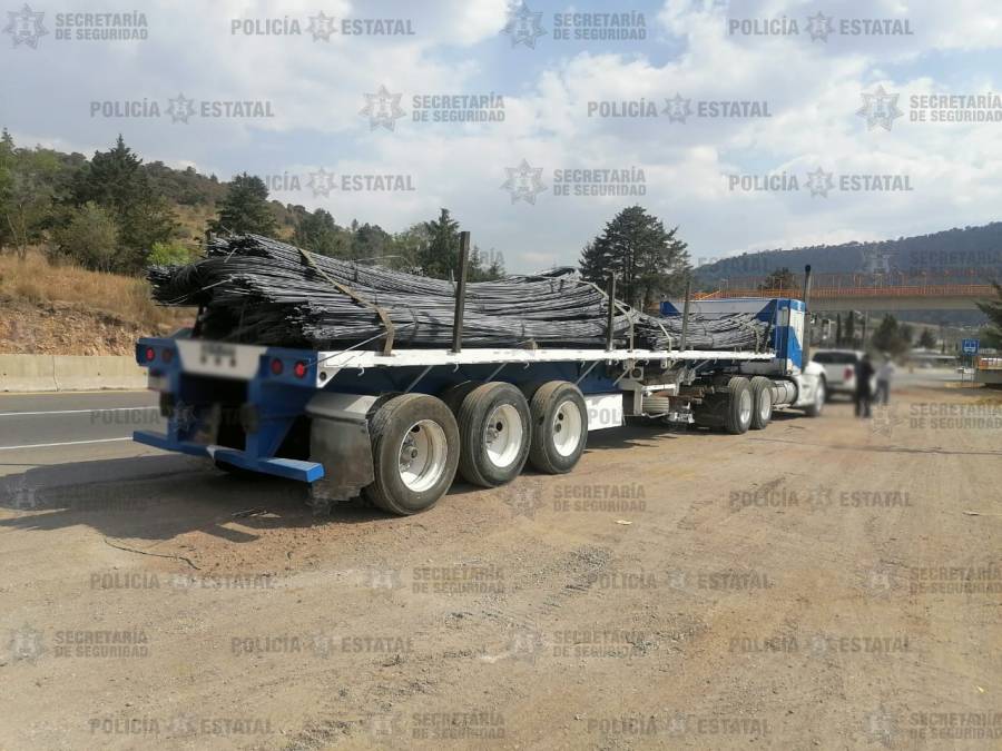 Hallan tractocamión robado con 800 mil pesos en material de construcción