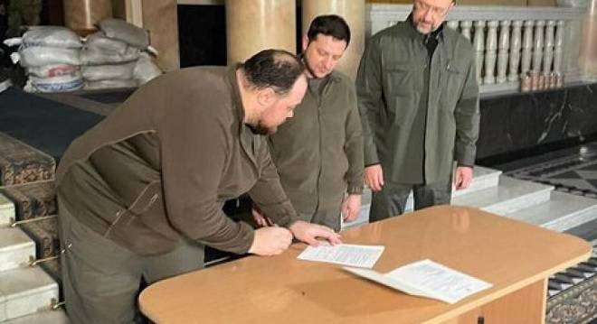 Ucrania se adhiere formalmente a la UE