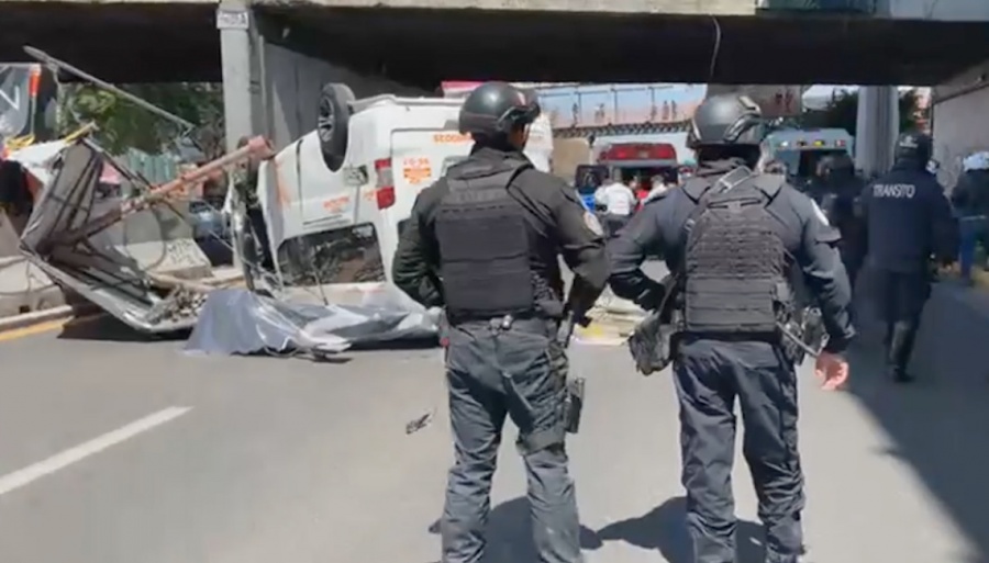 Combi cae de puente sobre el Periférico en Tlalnepantla