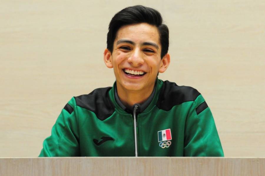 Percha revive momento en que Donovan Carrillo y Calvin Klein unieron moda y deporte