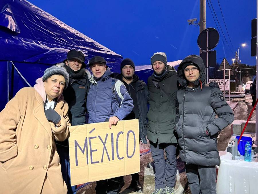 Mexicanos que partieron de Kiev en autobús llegan a Rumania: Marcelo Ebrard