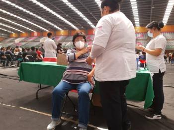 Aplican dosis Covid-19 a rezagados en Sala de Armas de Ciudad Deportiva