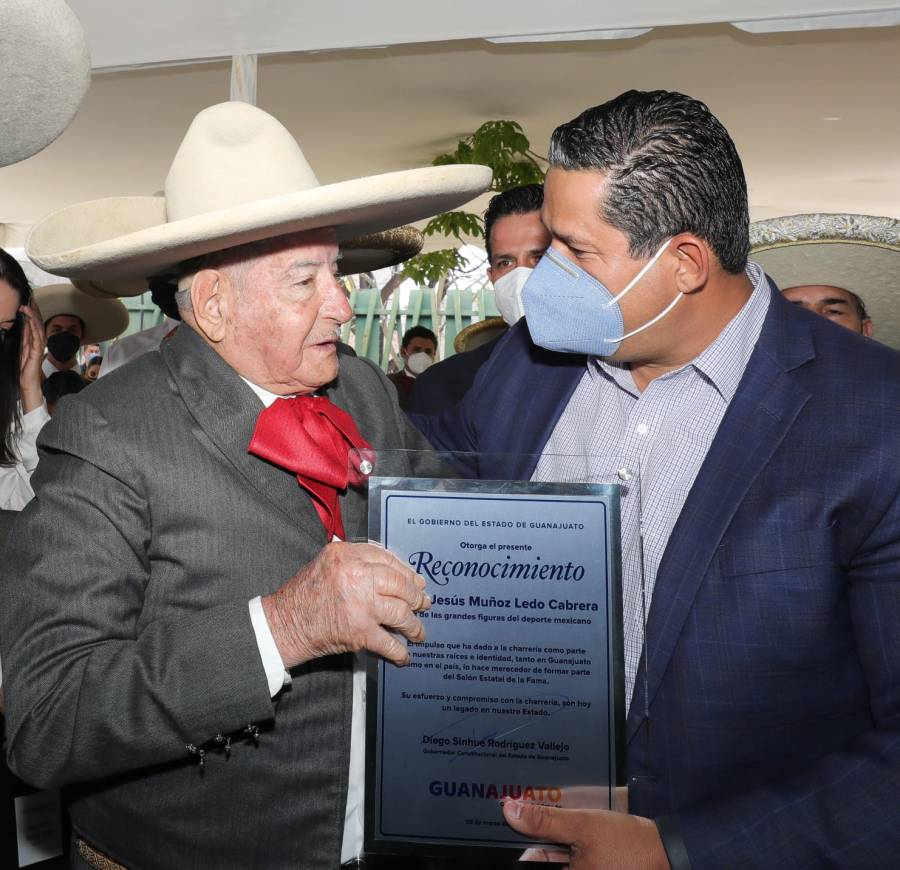 Reconocen trayectoria de Don Chucho Muñoz, el Charro de Apaseo