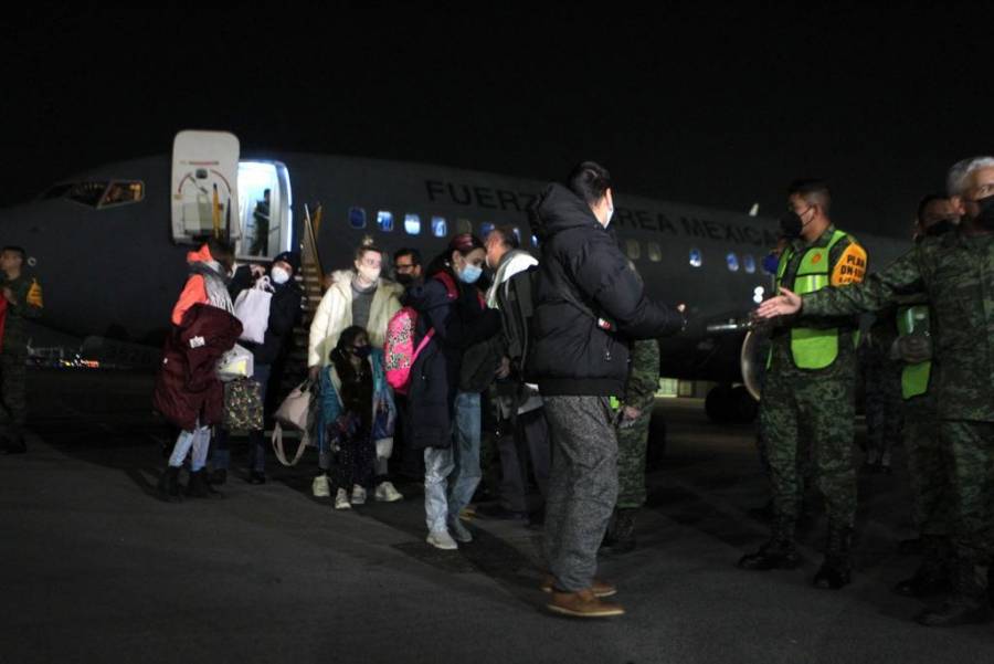 Avión con mexicanos evacuados desde Ucrania aterriza en la CDMX