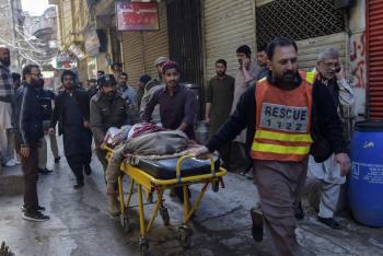 Al menos 56 muertos en atentado contra una mezquita en Pakist&aacute;n