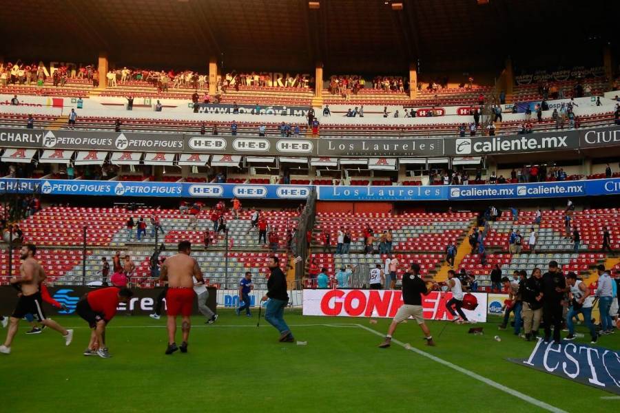 Violencia en la cancha. Partido de Querétaro vs Atlas se suspendió por disturbio entre porras