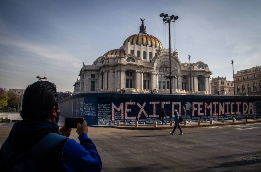 CDMX | Empiezan a blindar con vallas el Centro Histórico por marchas del 8M