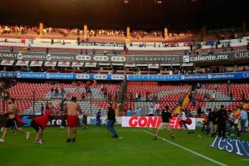 Violencia en la cancha. Partido de Quer&eacute;taro vs Atlas se suspendi&oacute; por disturbio entre porras