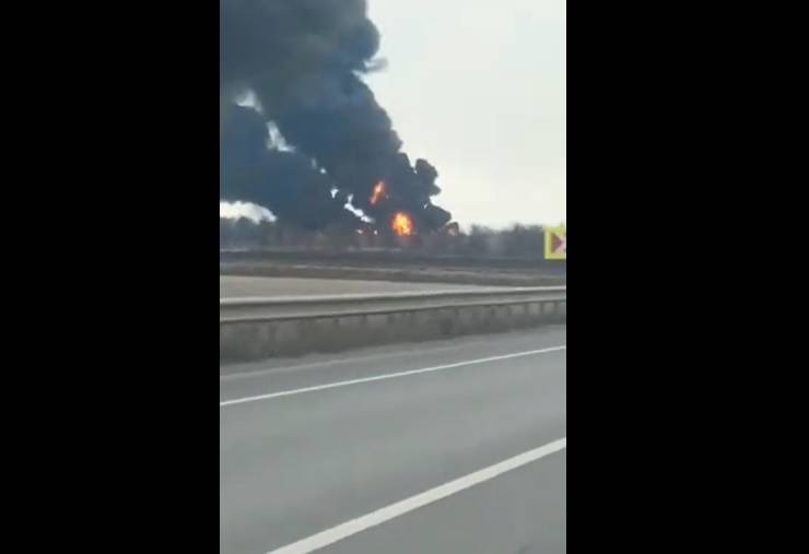 Presidente de Ucrania acusa a Rusia de destruir un aeropuerto al lanzar ocho misiles