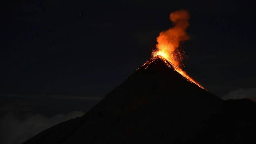 Al menos 150 personas evacuadas por erupción de volcán de Fuego en Guatemala