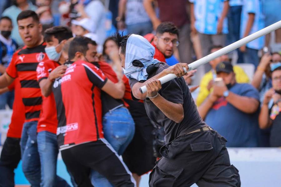 “Sí hubo muertos”, reviran aficionados de la barra de Atlas; acusan golpes de la policía.
