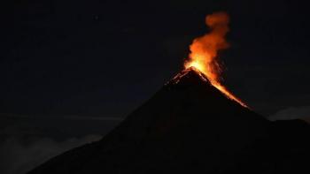 Al menos 150 personas evacuadas por erupci&oacute;n de volc&aacute;n de Fuego en Guatemala