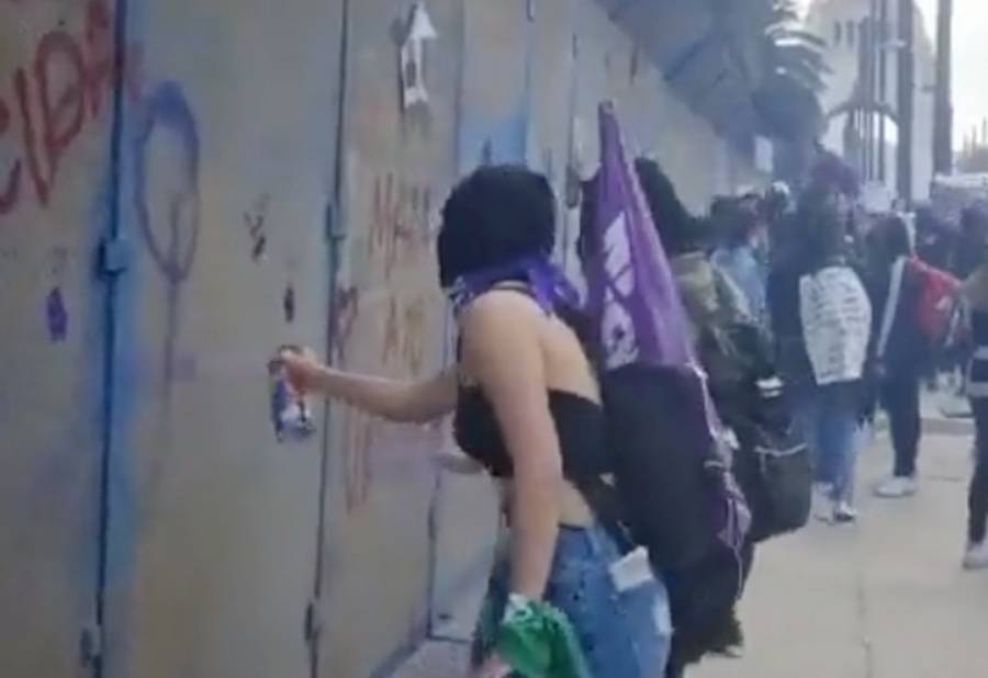 Encapuchadas vandalizan vallas metálicas en Paseo de la Reforma