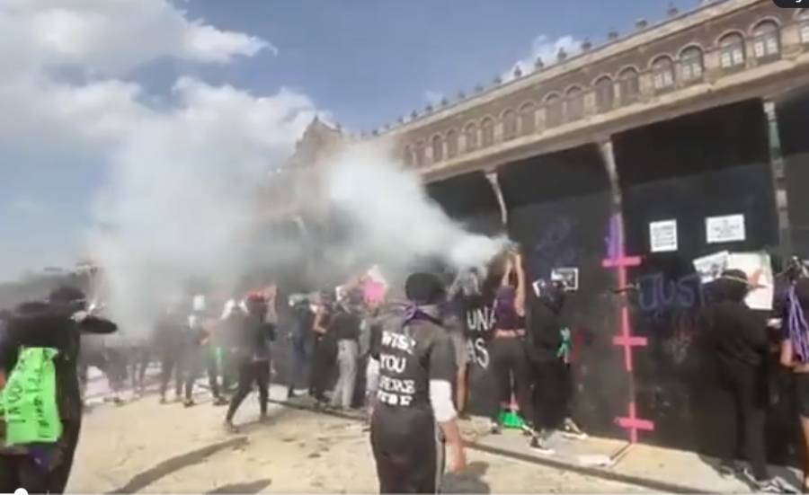 Rocían gas lacrimógeno a manifestantes en vallas de Palacio Nacional