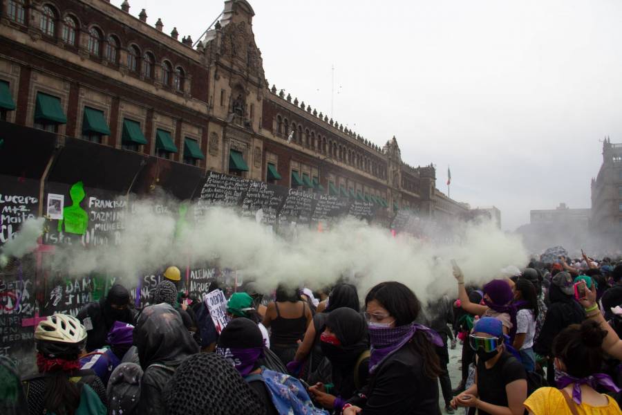 Manifestantes ponen flores en vallas para que encapuchadas no vandalicen