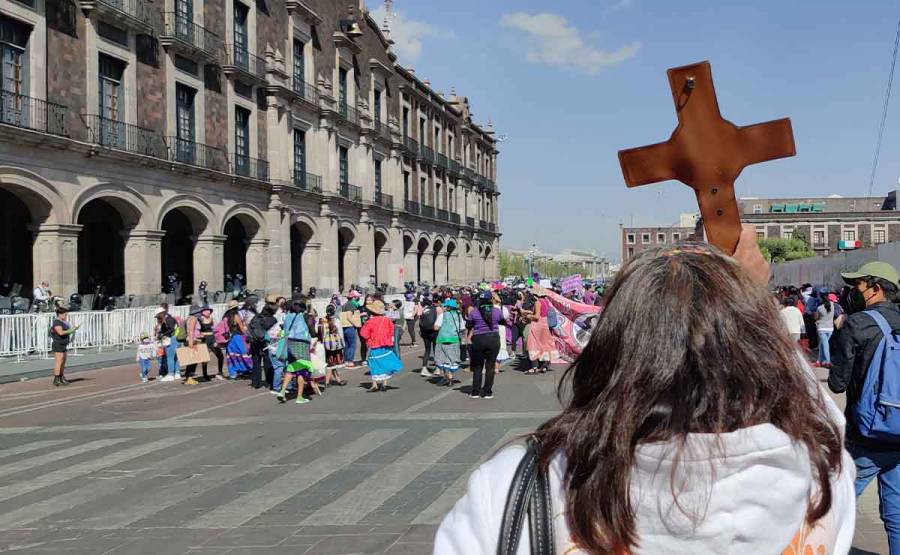 Edomex | Feligreses lanzan “agua bendita” contra feministas en Toluca