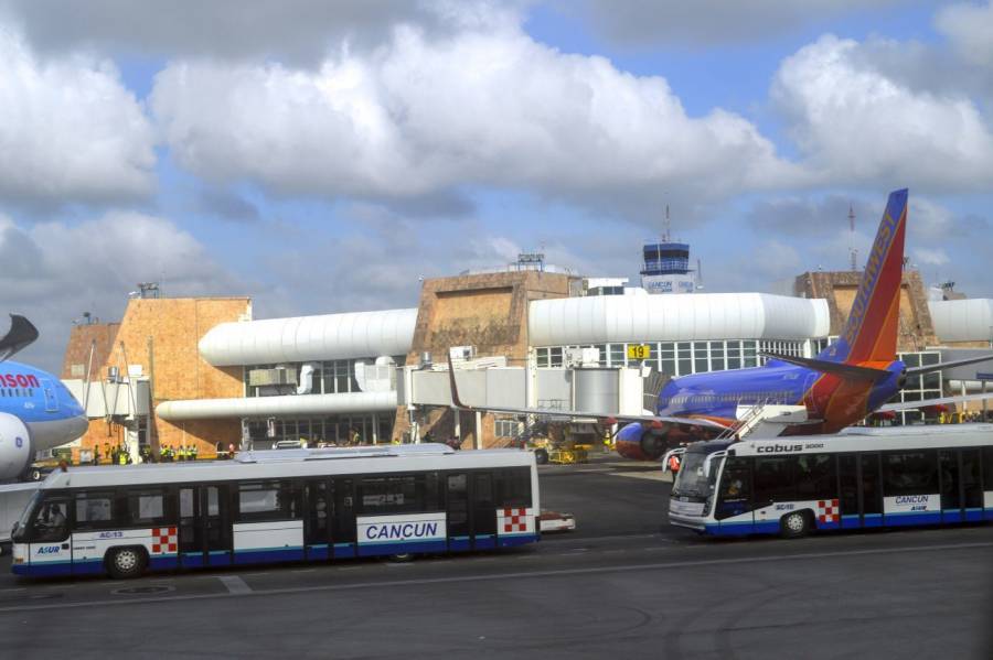 Avión aterriza de emergencia en Cancún tras registrarse humo en cabina