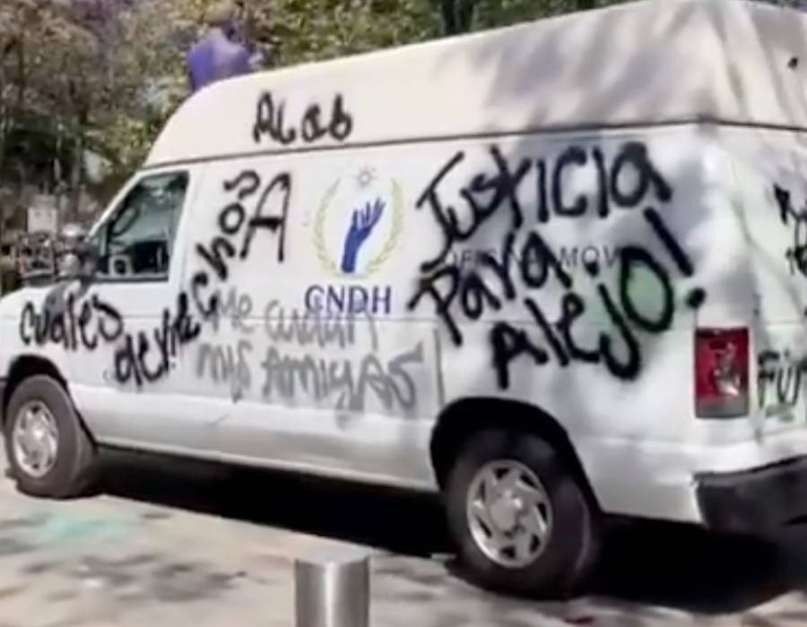 CDMX | Feministas vandalizan camioneta de la CNDH