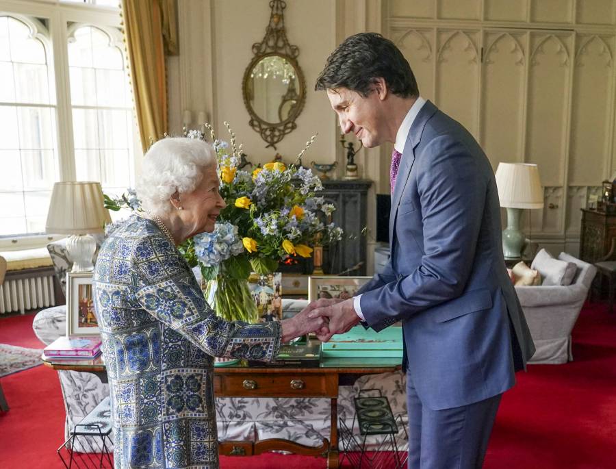 Isabel II recibe a Trudeau y muestra un ramo de flores con los colores de Ucrania