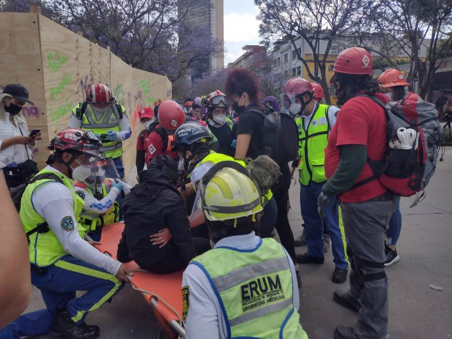 ERUM atiende a manifestantes; rechazan ayuda tras caída de cristal en el Metro Hidalgo