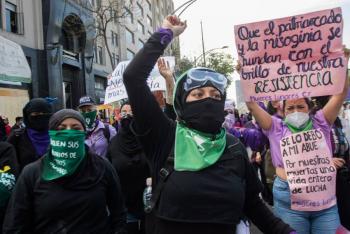 8M: Mujeres inician manifestación en CDMX