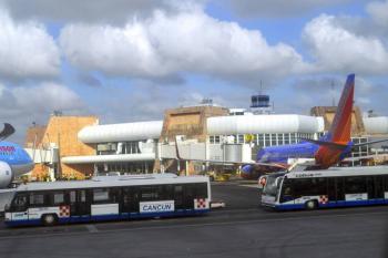 Avi&oacute;n aterriza de emergencia en Canc&uacute;n tras registrarse humo en cabina