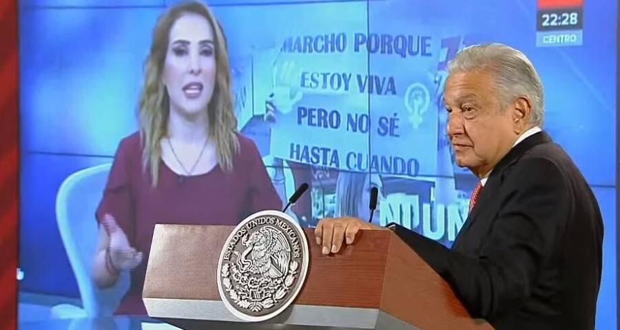 AMLO arremete contra Azucena Uresti por criticar vallas en Palacio Nacional