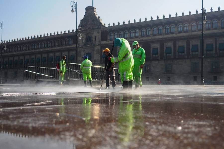 Limpian calles y retiran vallas del Centro Histórico tras marcha del 8M