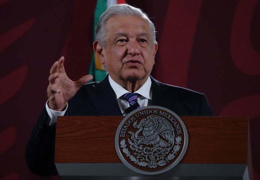 Latinus compra periodistas, acusa AMLO