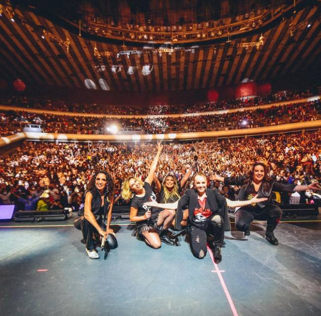 Ilse se cae en pleno concierto de Flans y “reclama” a sus fans por no agarrarla bien