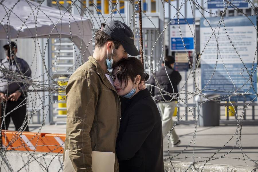 Migrantes rusos y ucranianos arriban a Tijuana para llegar a Estados Unidos