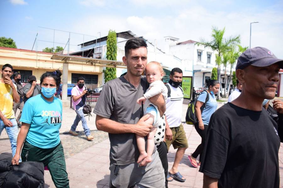 AMLO llega a Chiapas y migrantes le exigen libertad para seguir con su camino a EU