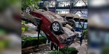 Cae auto desde el tercer piso en estacionamiento de La Salle. No hubo lesionados