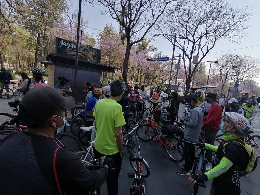 Al menos 300 ciclistas se quedaron sin paseo en las instalaciones del aeropuerto de Santa Lucía