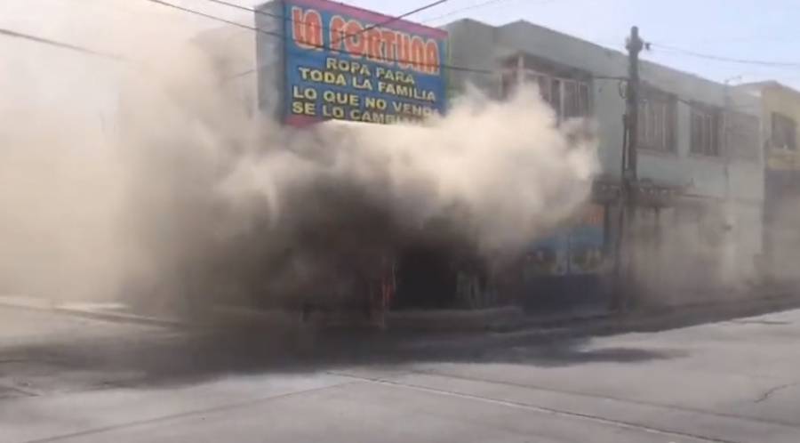 Incendio causa desalojo y cierre de negocios en el centro de Monterrey