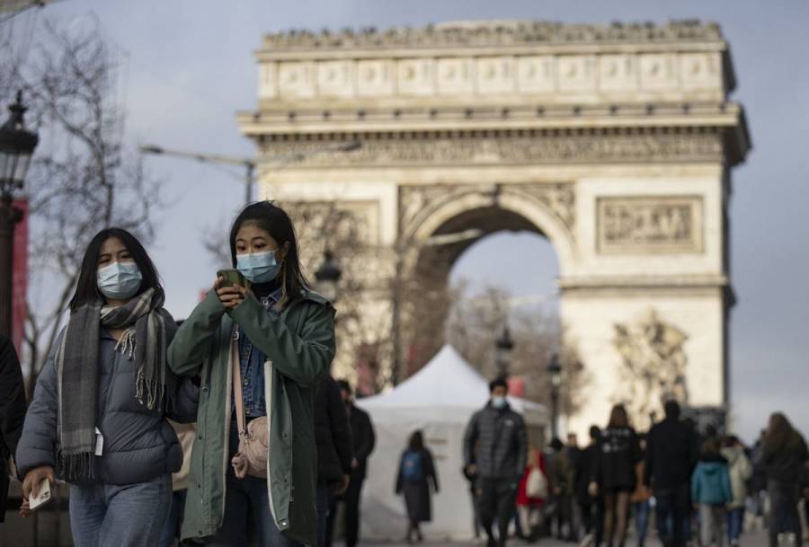 Francia se quita el cubrebocas y abandona el pasaporte sanitario