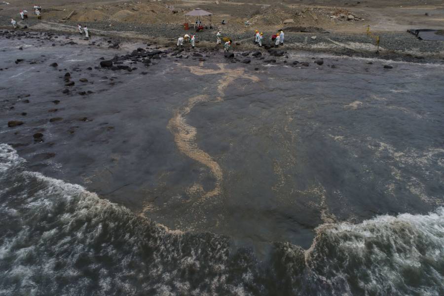 Tribunal prohíbe salir de Perú a cuatro directivos de Repsol por derrame de crudo