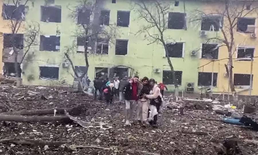 Unas 20 mil personas escapan del asedio ruso de Mariúpol