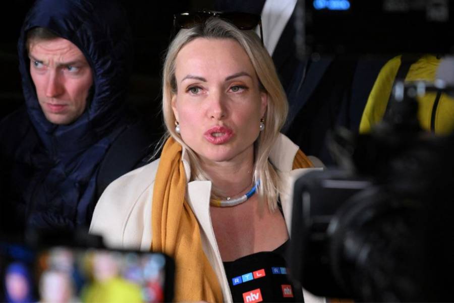 Tribunal ruso multa a mujer que protestó en TV y la deja en libertad