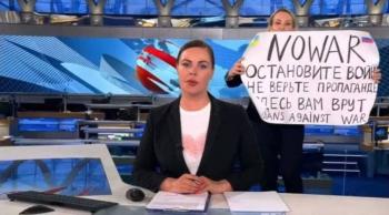Periodista rusa que protest&oacute; en TV podr&iacute;a ser condenada a 15 a&ntilde;os de prisi&oacute;n