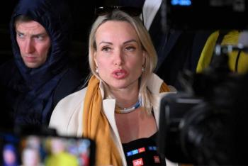 Tribunal ruso multa a mujer que protest&oacute; en TV y la deja en libertad