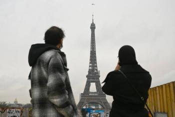 La Torre Eiffel pega el estir&oacute;n