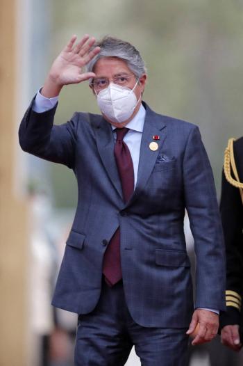 Presidente de Ecuador veta parcialmente acceso al aborto por abuso