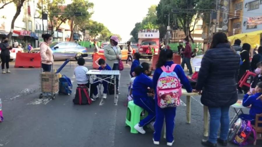 Por tercer día, alumnos de primaria toman clases en calles de la CDMX